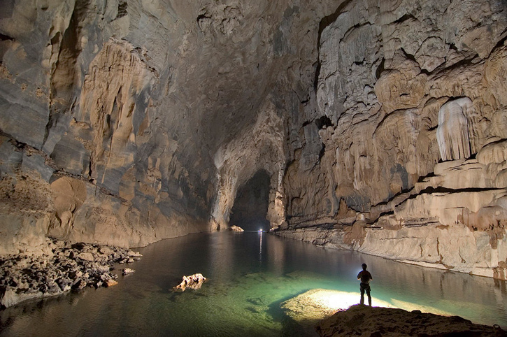 Към подземния свят на Лаос с Хелиана Дундарова и Цветан Паров