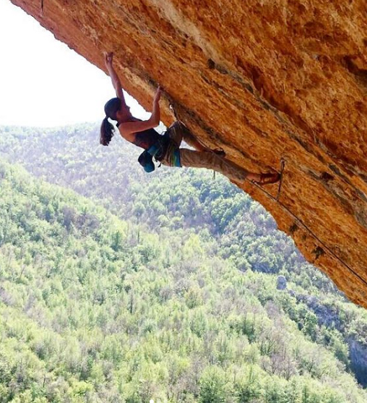 В Колепардо и стените помагат на Лаура Рогора
