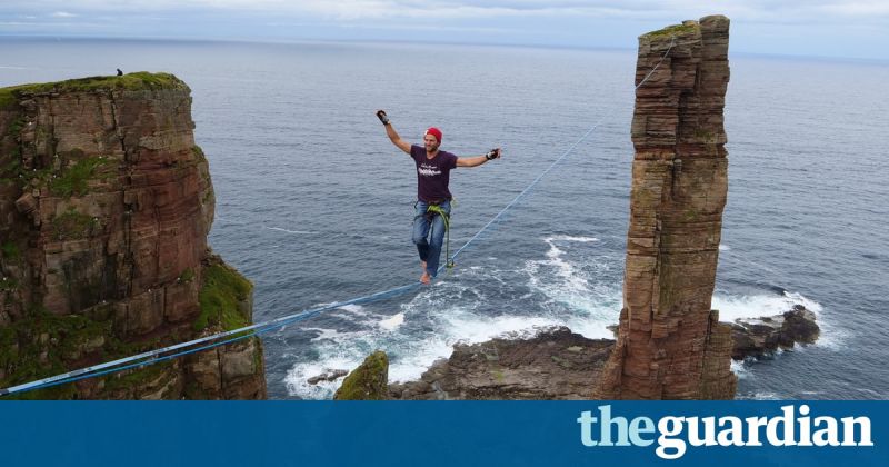 182-метров highline между най-високото скално образувание във Великобритания и брега