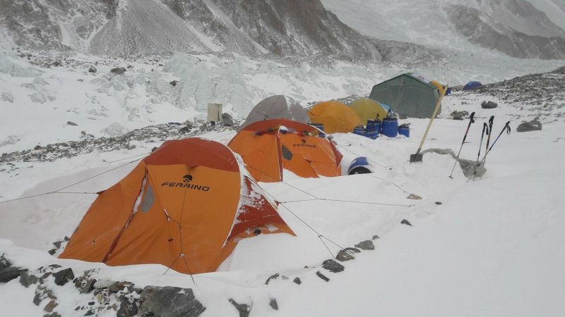 Лошо време в района на К-2, Урубко, Биелецки, Томала и Ботор са още в Скарду