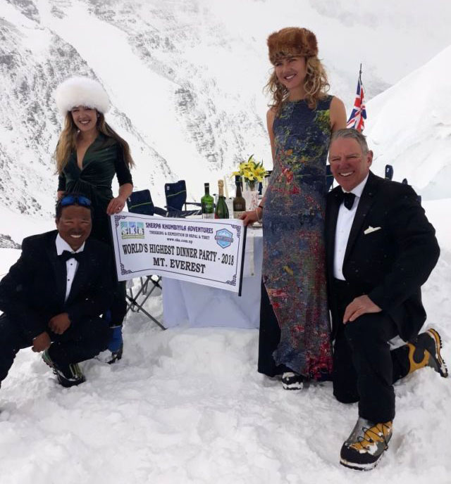 Суетата се настанява трайно на Еверест - World’ s Highest Dinner Party на Северното седло