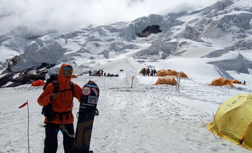 Българин ще направи опит за спускане със сноуборд от Манаслу