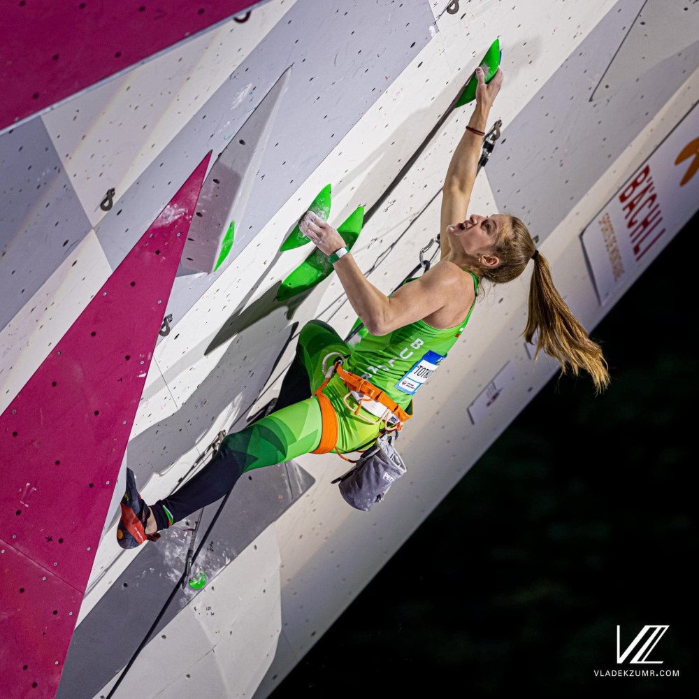 Алекс със страхотен успех при жените