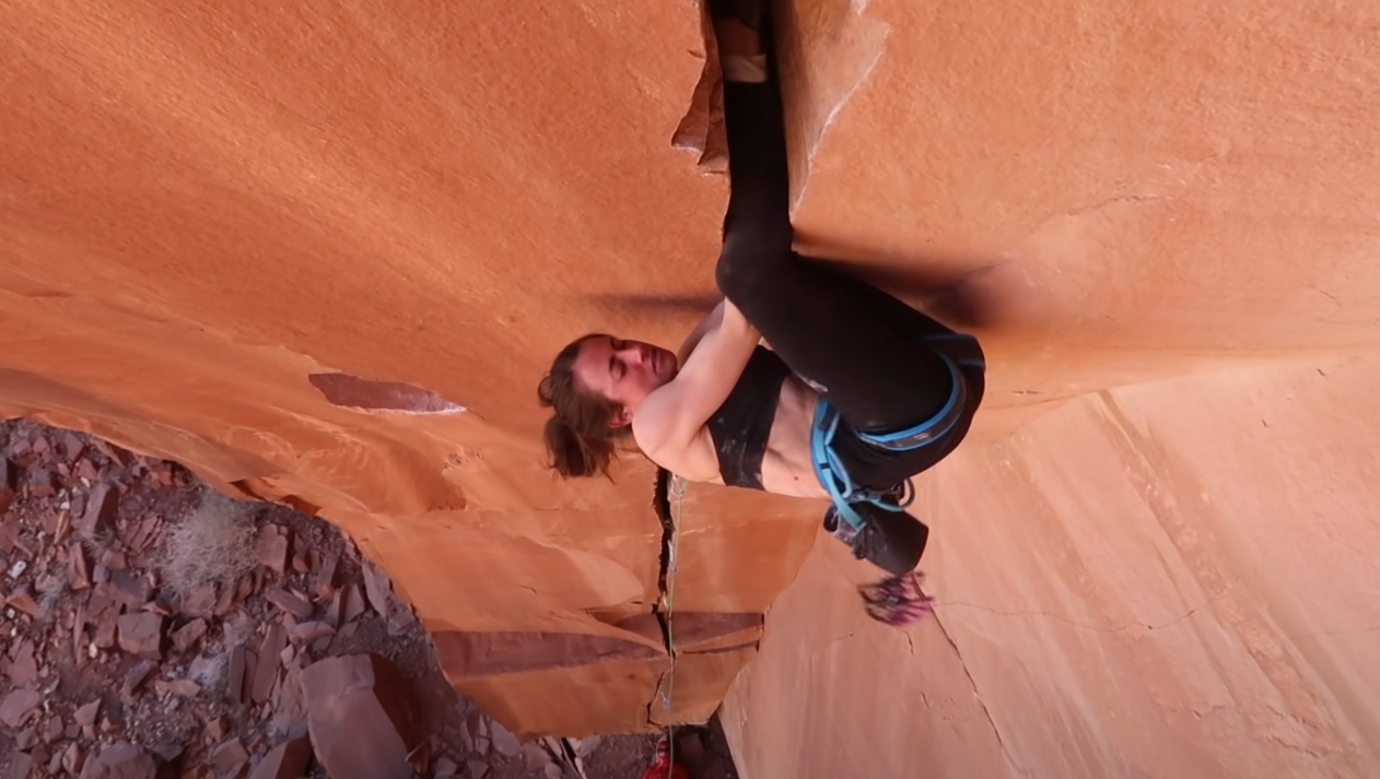 Мари Салвесен изкатери цепката "Belly Full of Bad Berries" в Indian Creek