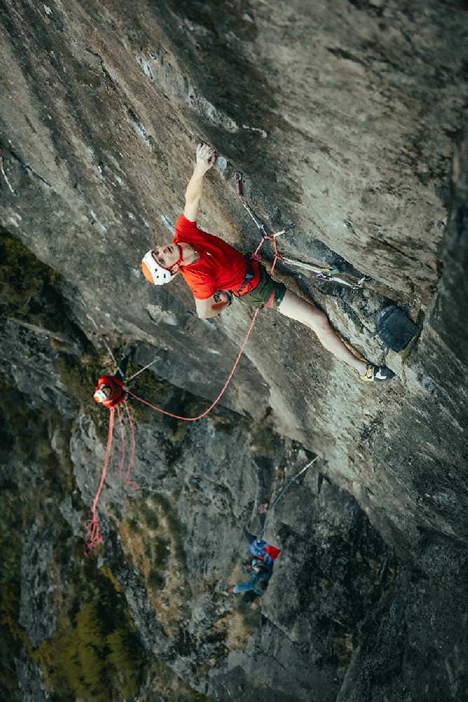 Адам Ондра с флаш на E11 в Англия